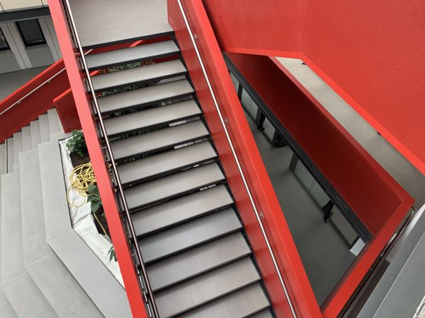 Escalier métallique en béton coulé et gradins en béton spatulé