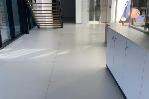 Aldes campus sol décoratif lyon ultratop levigato etain